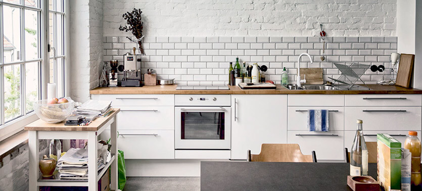 Nowoczesna biała kuchnia z drewnianym blatem zdjęcia