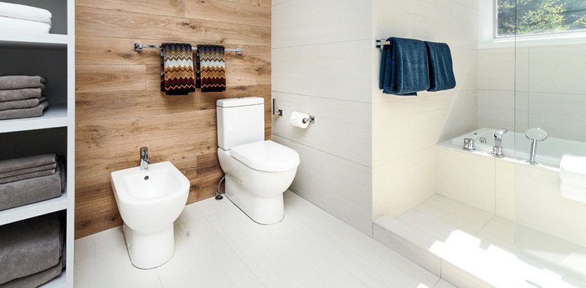 Łazienka w drewnie i bieli Galeria - łazienka biało drewniana