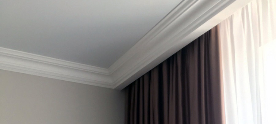 Как делать потолочный карниз. Карнизы для штор потолочные пластиковые. Багетный карниз реус. Как делать потолочный карниз. C321 карниз orac decor.
